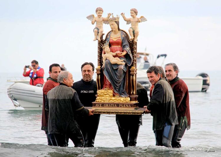 nettuno-re-enactment-of-the-landing-of-our-lady-of-grace